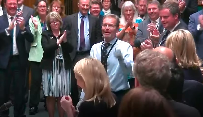 Ο Βρετανός βουλευτής που έχασε χέρια και πόδια από σηπτικό σοκ