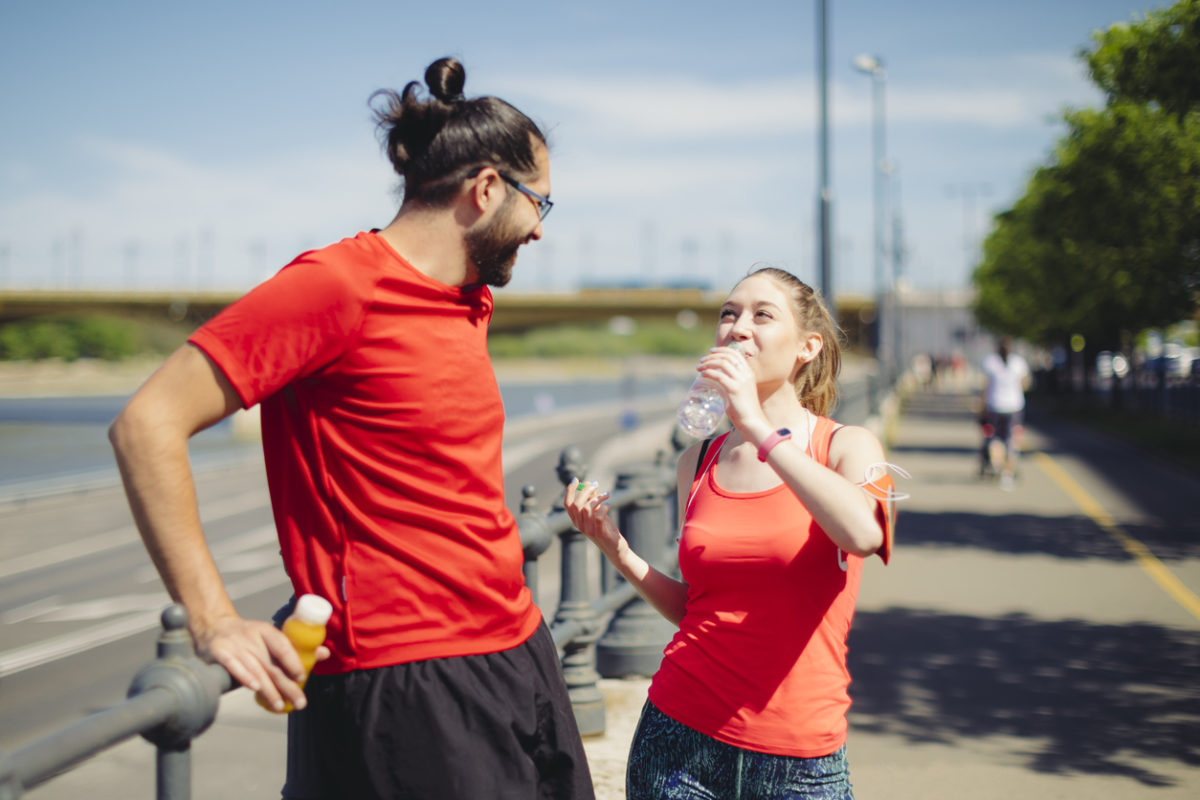 ζευγάρι, γυμναστική, ρόφημα με ηλεκτρολύτες