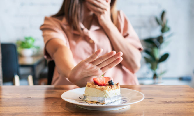 νεαρή γυναίκα δεν θέλει γλυκό