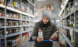 άντρας με μπουκάλια αλκοόλ