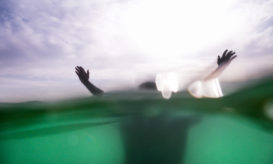 χέρια ξεπροβάλλουν από τη θάλασσα