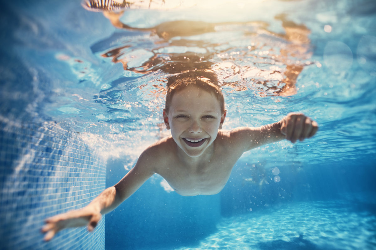 παιδί κολυμπάει με τα μάτια ανοιχτά