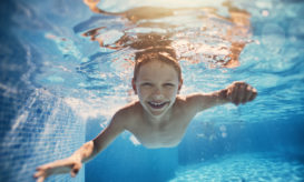 παιδί κολυμπάει με τα μάτια ανοιχτά
