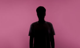 σκοτεινή φιγούρα αγοριού