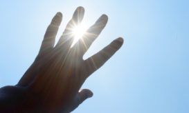 Χέρι κρύβει τον ήλιο