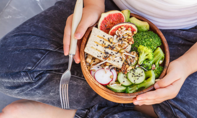 μπολ με τόφου από σόγια και παιδί