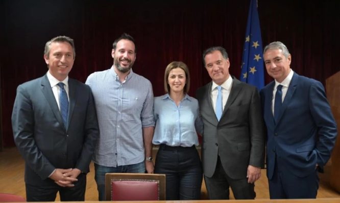 Στην υπογραφή της σύμβασης έργου για την ενεργειακή αναβάθμιση και ανακαίνιση στα Κέντρα Υγείας παρέστησαν ο Υπουργός και η Αναπληρώτρια Υπουργός Υγείας