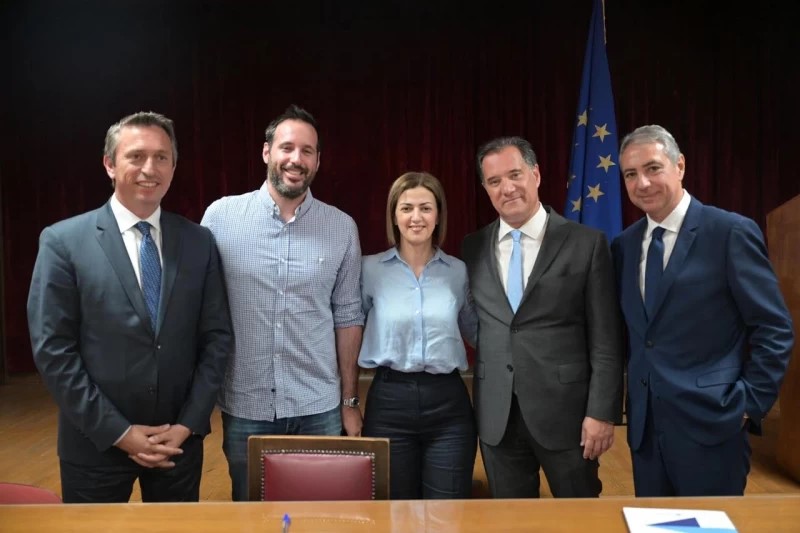 Στην υπογραφή της σύμβασης έργου για την ενεργειακή αναβάθμιση και ανακαίνιση στα Κέντρα Υγείας παρέστησαν ο Υπουργός και η Αναπληρώτρια Υπουργός Υγείας