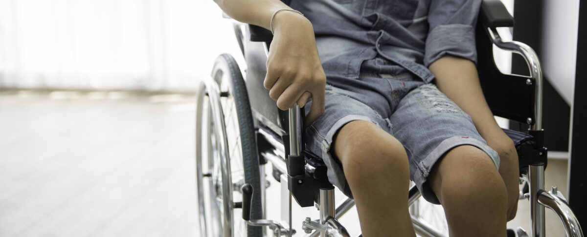 μικρός ασθενής με πολιομυελίτιδα σε καροτσάκι