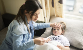 Βρισκόμαστε στην έξαρση των αναπνευστικών λοιμώξεων -γρίπη, Covid, RSV κλπ.-, η οποία αναμένεται να συνεχιστεί έως τον Μάρτιο, για όλες τις ηλικίες και όχι μόνο για τα παιδιά.