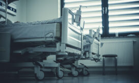 ΕΝΙΘ: Παράσταση διαμαρτυρίας για την πτώση γυψοσανίδας στο Ιπποκράτειο Θεσσαλονίκης