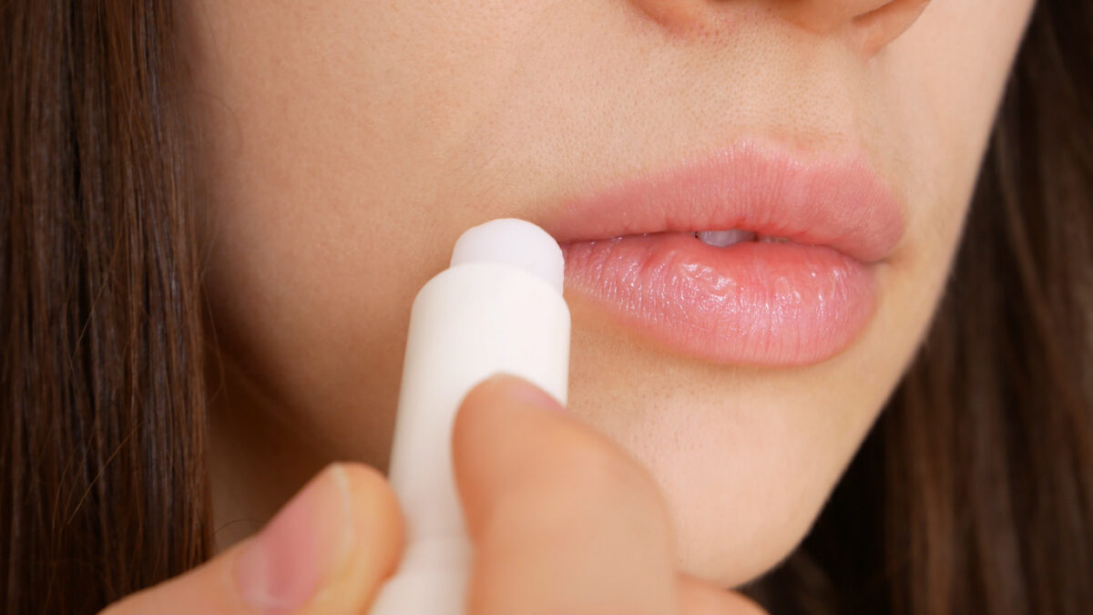 Σκασμένα χείλη: Πόσο βοηθά το lip balm και τι άλλο μπορείτε να κάνετε