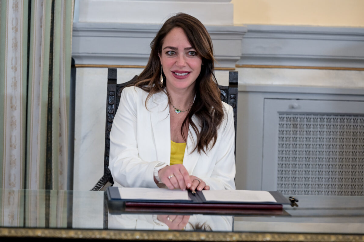 Παγκόσμια Ημέρα για το Σύνδρομο Down, σήμερα, και η υπουργός Κοινωνικής Συνοχής και Οικογένειας, Δόμνα Μιχαηλίδου, επισκέφθηκε το πρωί το Κοινοβούλιο συνοδευόμενη από τέσσερα παιδιά με σύνδρομο Down με τους συνοδούς τους.