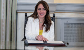 Παγκόσμια Ημέρα για το Σύνδρομο Down, σήμερα, και η υπουργός Κοινωνικής Συνοχής και Οικογένειας, Δόμνα Μιχαηλίδου, επισκέφθηκε το πρωί το Κοινοβούλιο συνοδευόμενη από τέσσερα παιδιά με σύνδρομο Down με τους συνοδούς τους.