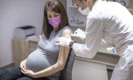 RSV: Ποιοι ενήλικες πρέπει να κάνουν το εμβόλιο - Τι ισχύει για τις εγκύους