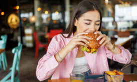 Φαγητό: Γιατί έχει σημασία το πόσο γρήγορα τρώμε