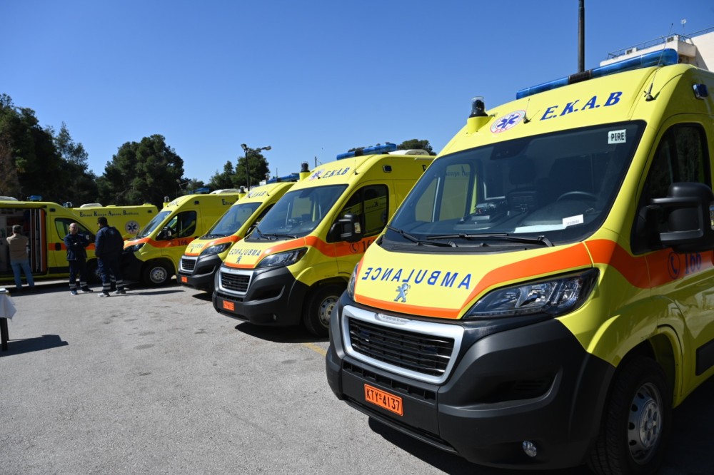 Περιφέρεια Αττικής: Ολοκληρώνεται η παράδοση στο ΕΚΑΒ 52 πλήρως εξοπλισμένων ασθενοφόρων και 8 Κινητών Μονάδων