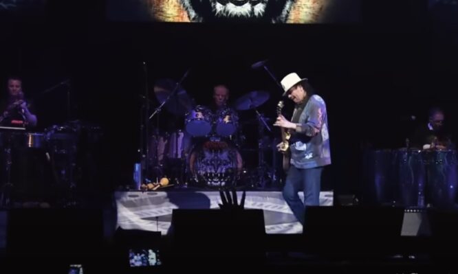 Εσπευσμένα στο νοσοκομείο ο θρυλικός κιθαρίστας Κάρλος Σαντάνα