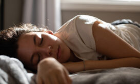 Οι έφηβοι που πέφτουν για ύπνο νωρίς και κοιμούνται περισσότερο έχουν πιο κοφτερό μυαλό [μελέτη]