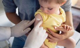 Εμβόλια και αυτισμός: Ο Τραμπ κόβει χρήματα από την Υγεία για να αναβιώσει έναν μύθο - Γιατί ανησυχούν ειδικοί και γονείς