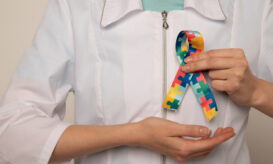 Μαθήματα ρομποτικής σχεδιασμένα για παιδιά στο φάσμα του αυτισμού στο εργαστήριο RoboAutism