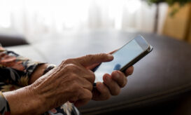 Οι ηλικιωμένοι που χρησιμοποιούν smartphones έχουν χαμηλότερα ποσοστά γνωστικής έκπτωσης