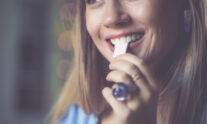 Τσίχλες: Τα οφέλη και οι κίνδυνοι αν μασάτε τσίχλα όλη μέρα