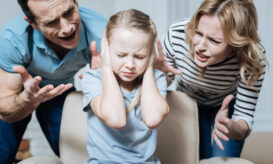 Φωνές και λεκτική κακοποίηση αλλοιώνουν τον εγκέφαλο των παιδιών