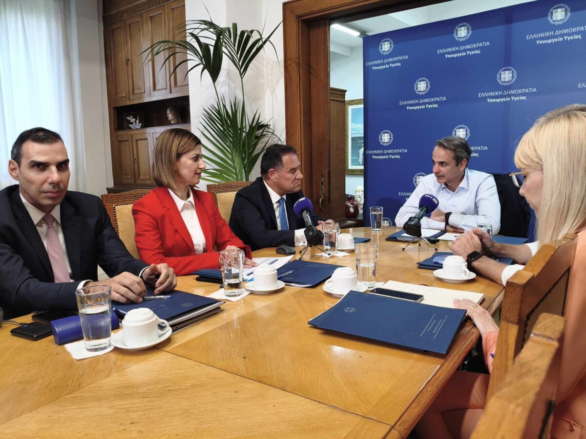 Επίσκεψη Μητσοτάκη στο υπουργείο Υγείας: Μέρα με τη μέρα κερδίζουμε το μεγάλο στοίχημα της Υγείας - Με τετραψήφιο αριθμό η εξυπηρέτηση από το ΕΣΥ (φωτό)