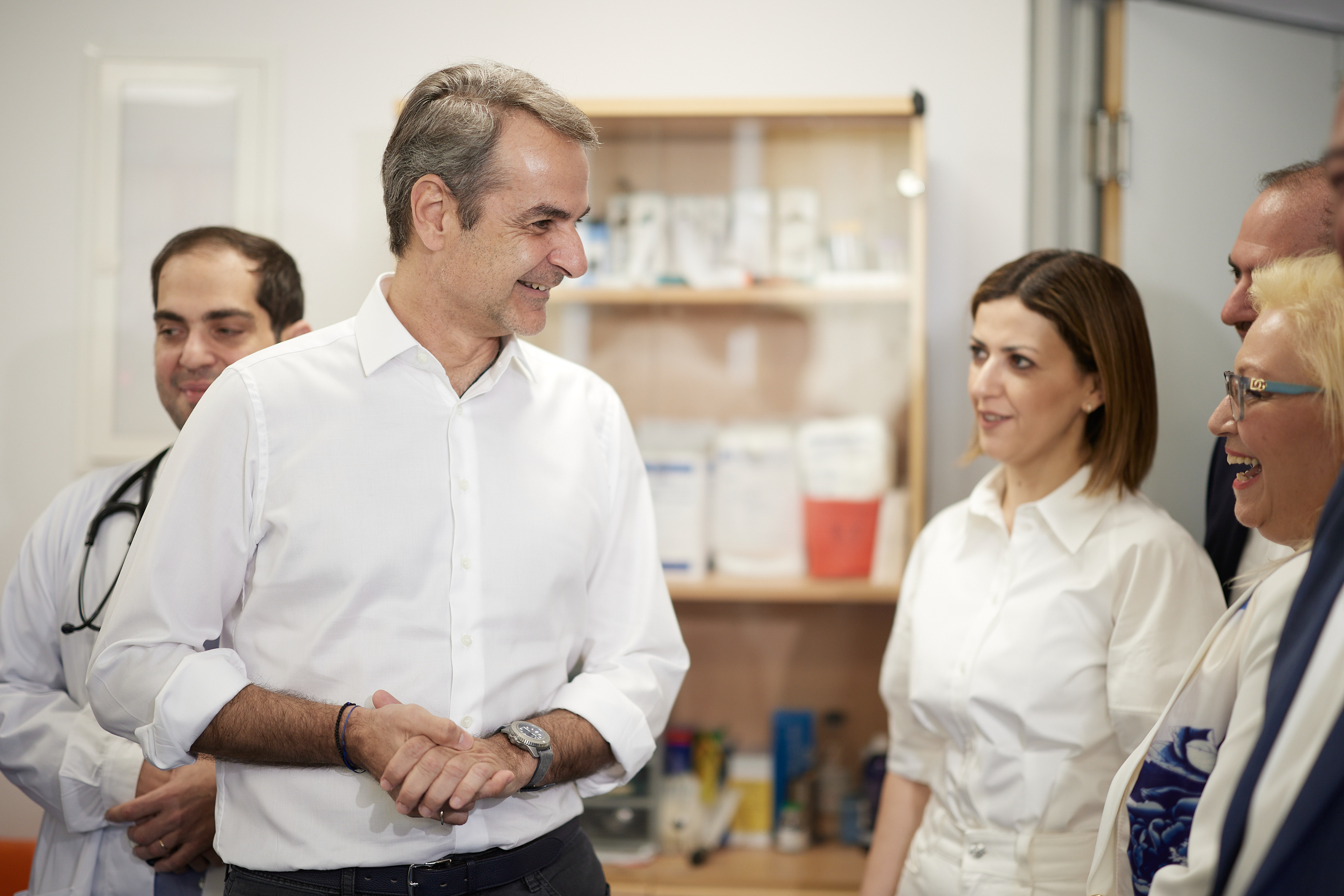 Στο ανακαινισμένο κέντρο υγείας Μεγάρων ο Κυριάκος Μητσοτάκης