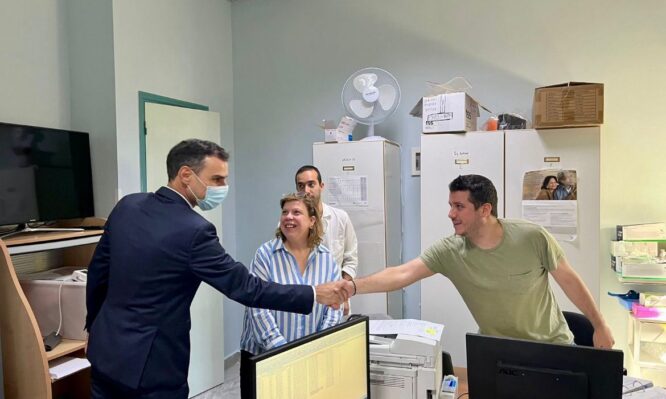 Επίσκεψη Θεμιστοκλέους στο Γενικό Νοσοκομείο Χίου: «Δέσμευσή μας η συνεχής στήριξη των υγειονομικών δομών στα νησιά»