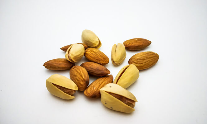 Αμύγδαλα - φιστίκια Αιγίνης: Ποια έχουν περισσότερες πρωτεΐνες, φυτικές ίνες και βιταμίνες
