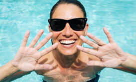 Νέα έρευνα αποκαλύπτει: Τα δάχτυλά μας ζαρώνουν πάντα στο ίδιο μοτίβο όταν μένουμε πολλή ώρα στο νερό