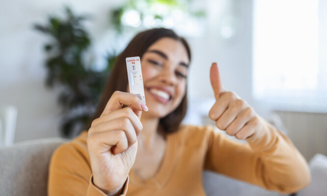 ΕΟΔΥ: Σε ύφεση οι λοιμώξεις του αναπνευστικού - 3 θάνατοι από γρίπη, 2 από Covid σε 2 εβδομάδες