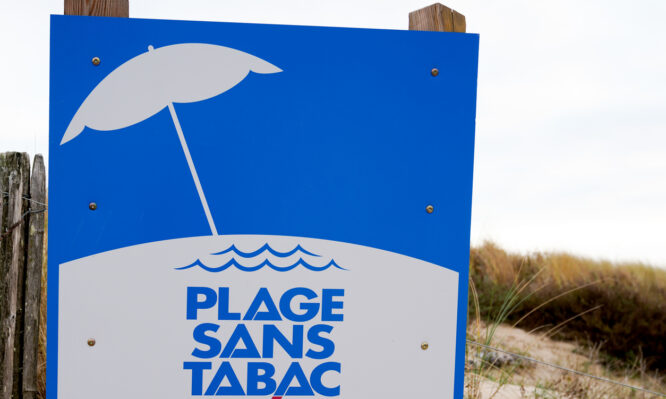 Η Γαλλία απαγορεύει το κάπνισμα σε παραλίες, πάρκα, έξω από τα σχολεία και άλλους χώρους