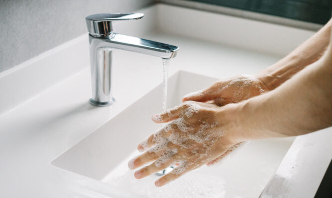 Πλύσιμο χεριών: Τα 4 μεγαλύτερα λάθη που κάνουμε και θα μπορούσαν να αυξήσουν τα μικρόβια και τους ιούς