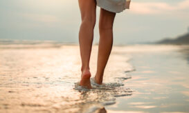 Σκασμένες φτέρνες: Πώς θα προστατεύσετε τα πόδια σας τώρα που τα πέδιλα βγαίνουν από την ντουλάπα