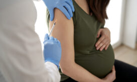 Covid: Μελέτη δεν βρίσκει καμία σχέση μεταξύ του εμβολίου για τον κορονοϊό και του κινδύνου αποβολής