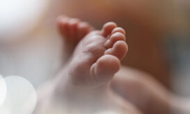 Υποβάλλεται σε εξετάσεις το 3 μηνών βρέφος που βρέθηκε εγκαταλελειμμένο ανάμεσα σε κάδους σκουπιδιών