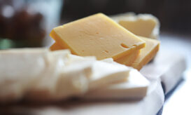 Επιστήμονες δημιούργησαν τυρί με αιθέρια έλαια από αρωματικά φυτά στο πλαίσιο ερευνητικού έργου με τη συμμετοχή του ΑΠΘ