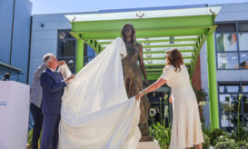 Αποκαλυπτήρια για το άγαλμα της Μαριάννας Β. Βαρδινογιάννη στο Ογκολογικό Νοσοκομείο Παίδων «Μαριάννα Β. Βαρδινογιάννη»