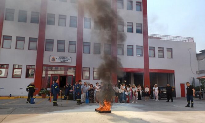 Νοσοκομείο Μεταξά: Εικόνες από τη μάχη του προσωπικού με τις φλόγες στο πλαίσιο εκπαιδευτικής άσκησης