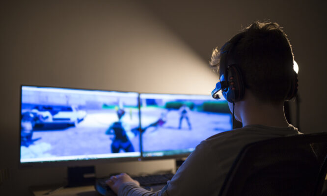 Οι έφηβοι που δηλώνουν εθισμένοι στις οθόνες διατρέχουν μεγαλύτερο κίνδυνο αυτοκτονικής συμπεριφοράς