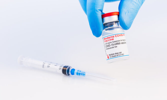 Η Moderna συμφωνεί σε πραγματική ελεγχόμενη με placebo δοκιμή του νέου εμβολίου για την COVID