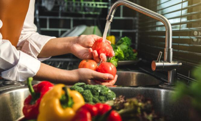 Ο καλύτερος τρόπος να πλένετε φρούτα και λαχανικά πριν τα καταναλώσετε