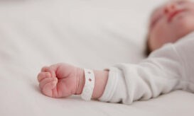 Στο νοσοκομείο του Πύργου Ηλείας το βρέφος που βρέθηκε σε μπαλκόνι στη Θεσσαλονίκη