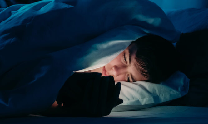 Οι έφηβοι που είναι «νυχτοπούλια» είναι πιο πιθανό να λειτουργούν αυτοκαταστροφικά