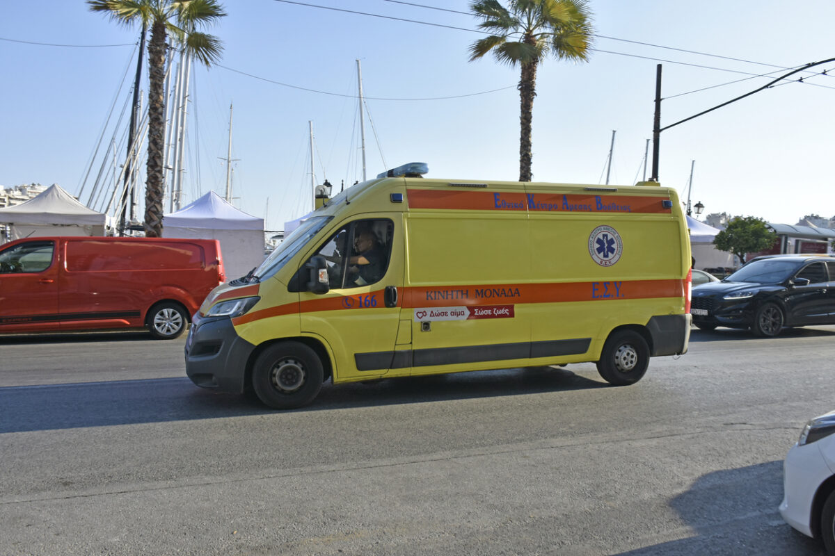 Σε αυξημένη ετοιμότητα το ΕΚΑΒ για την πυρκαγιά στην Παλαιά Φώκαια