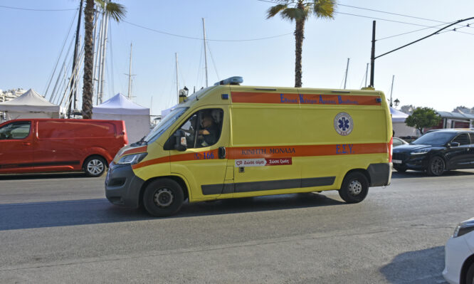 Σε αυξημένη ετοιμότητα το ΕΚΑΒ για την πυρκαγιά στην Παλαιά Φώκαια