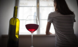 Το πόσο αλκοόλ πίνει μια γυναίκα μπορεί να έχει σχέση με τον κύκλο της